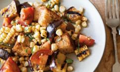 طريقة عمل سلطة الذرة المشوية بالطماطم والريحان